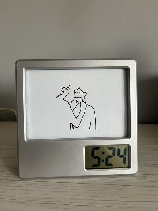 Zegar cyfrowy dwunastogodzinny z wymiennymi obrazkami