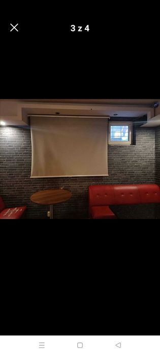 Projektor Sony wraz z ekranem