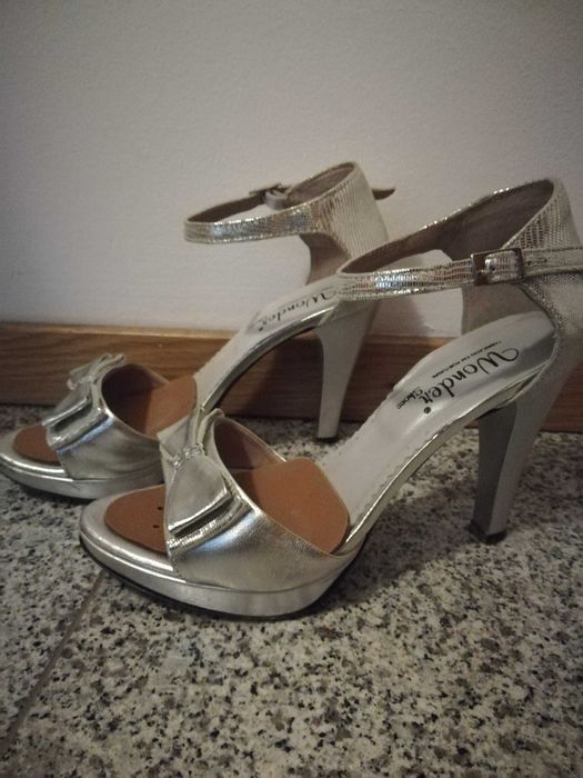 sandálias prateadas
