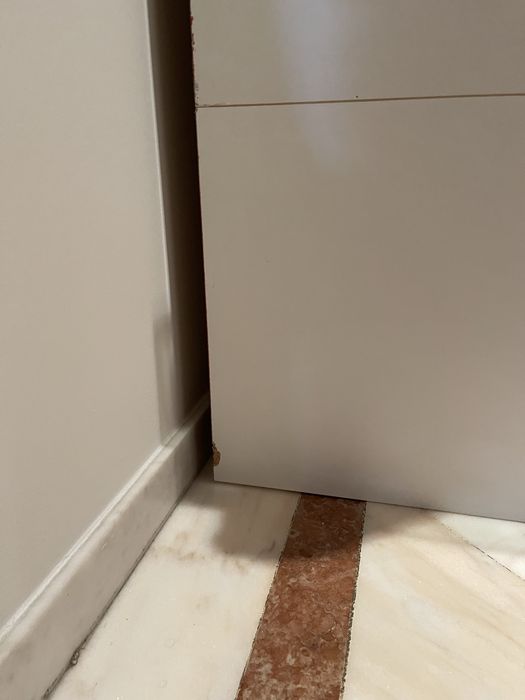 Dois armarios/vitrine de parede Ikea