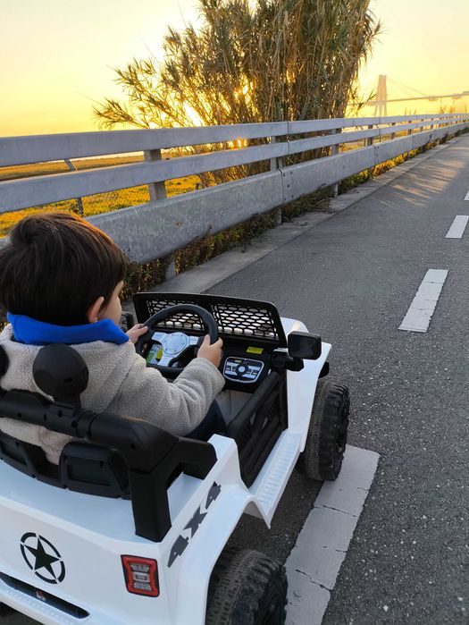 Jeep elétrico criança