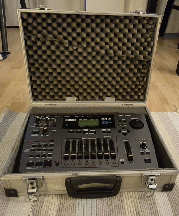 BOSS BR-8 – Estúdio de Gravação Digital – 64 V-Tracks