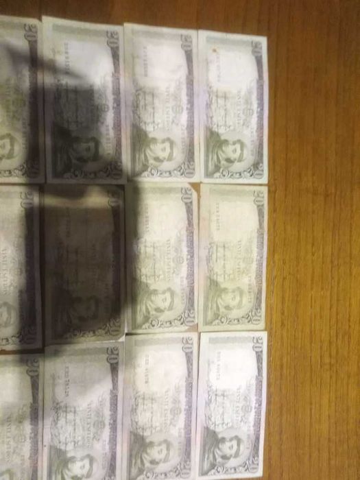 Notas de escudo e estrangeiras
