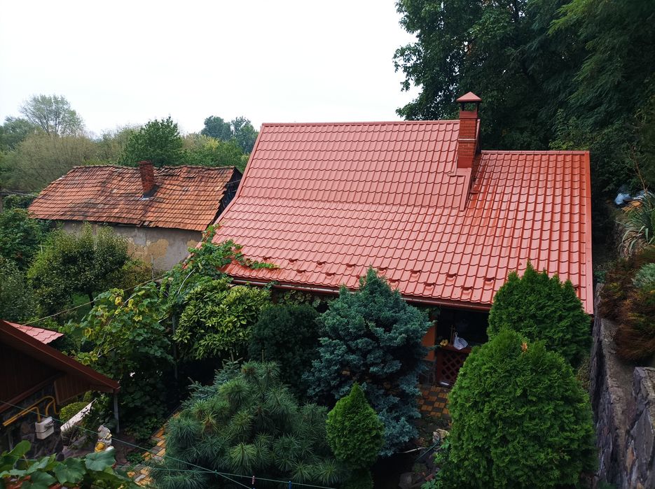 Здається будинок можливо на  дві родини.