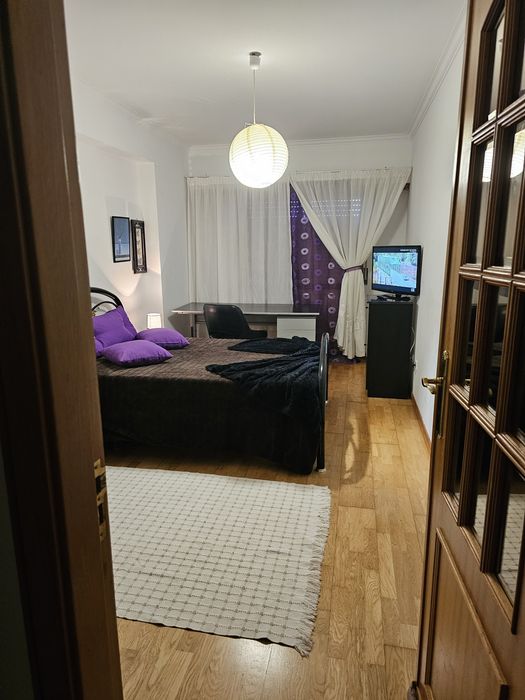 Alugo quarto espaçoso com muita luz natural mobilado com tv