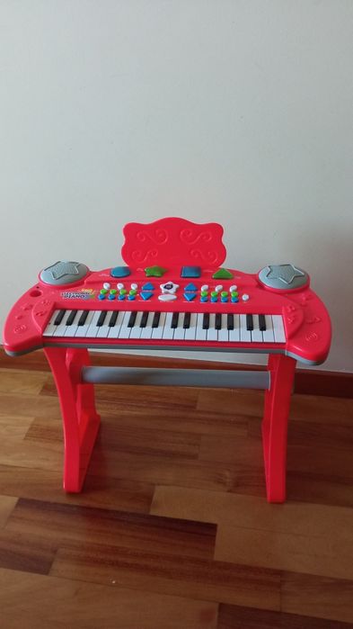 Piano eletrônico de brincar
