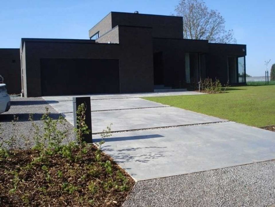 Podjazd z betonu wylewanego,  Beton szczotkowany - gładki, zacierany