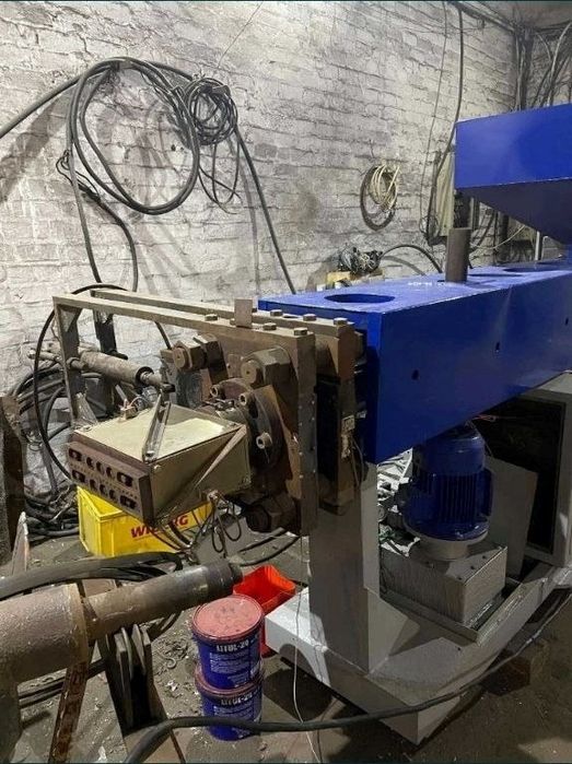 Экструдер для переработки полимеров.