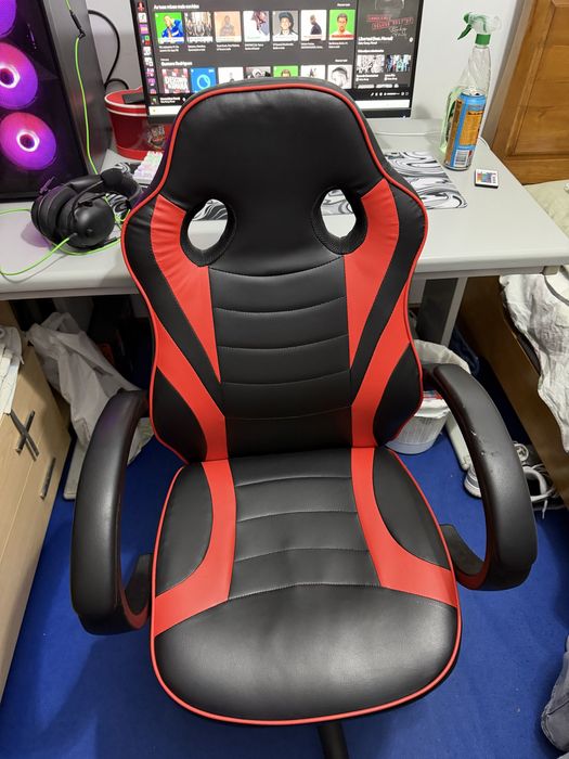 Computador gamer bem caracterizado.