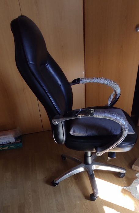 Secretária com oferta de cadeira de escritório