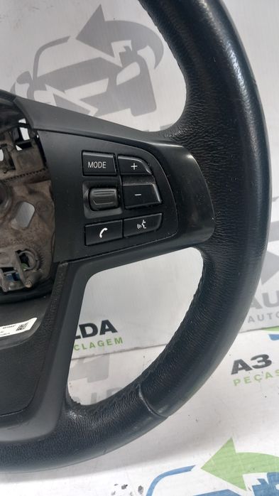 Volante em pele com comandos BMW