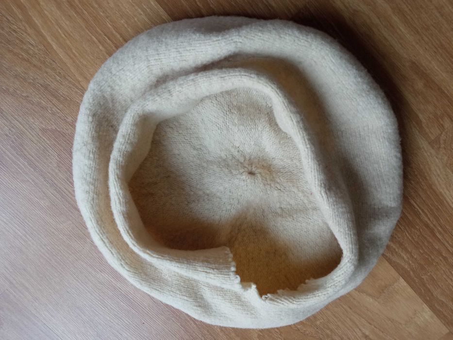 Damski wełniany beret czapka kremowy wełna r 56 TT