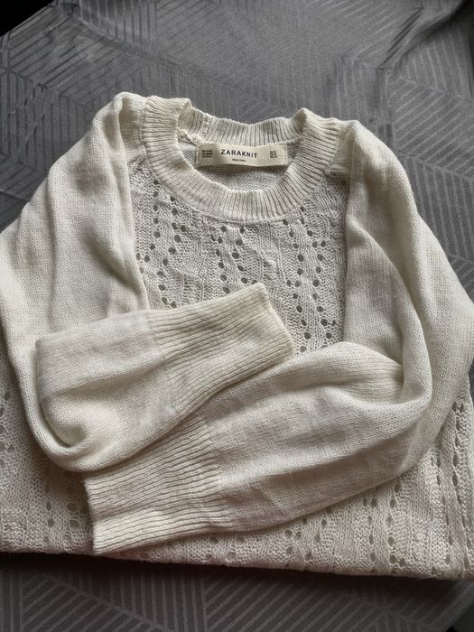Мякий молочний светр