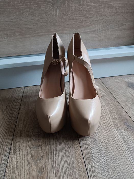 Kremowe szpilki z paskiem