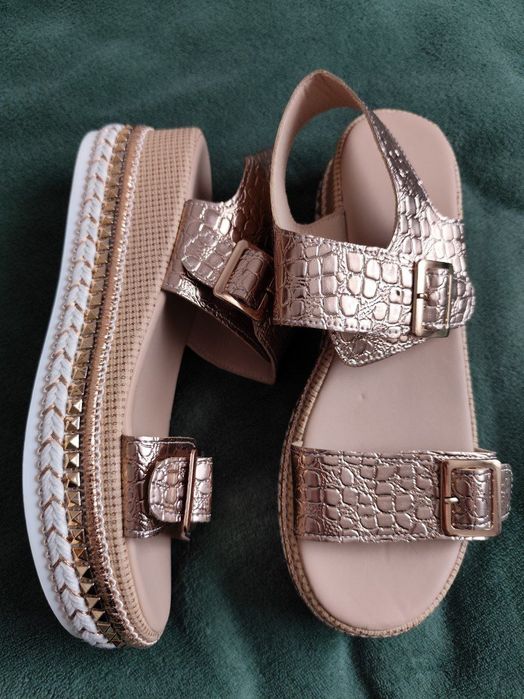 Босоніжки/сандалі жіночі 39