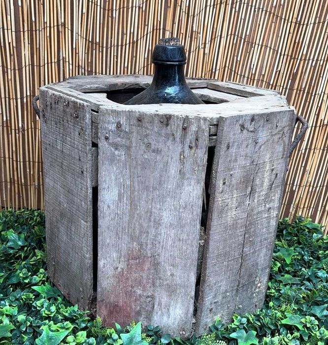 Garafões antigos de 40L, em grade de madeira (dois)