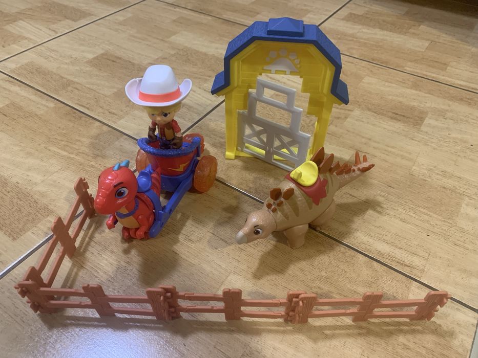 Набор игрушек «Dino Ranch Jon & Blitz's Chariot Vehicle»