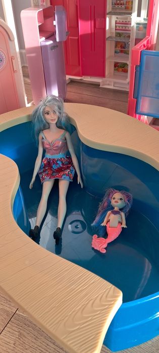 Domek lalki Barbie z basenem, garderobą i lalkami