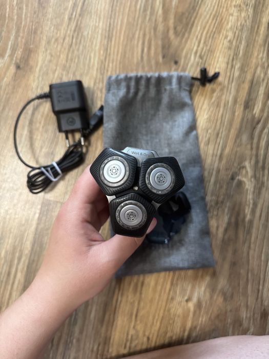 Продам електробритву Philips s5587