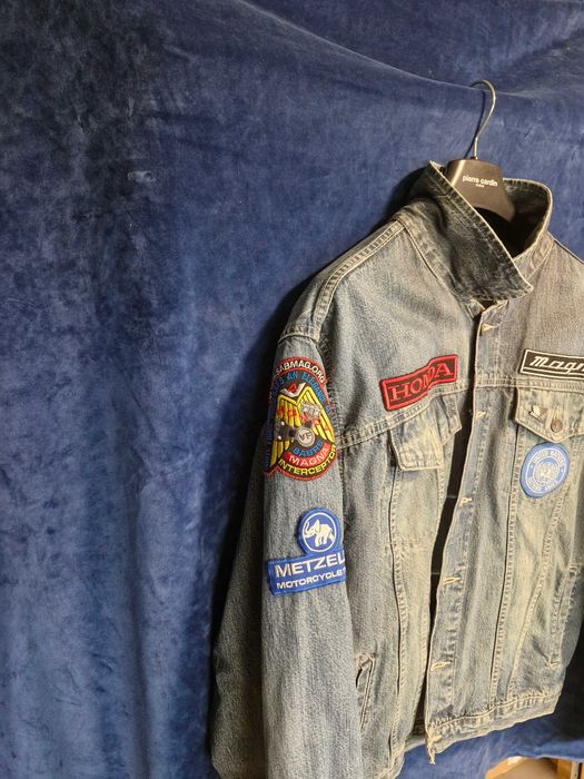 Męska, jeansowa kurtka motocyklowa.