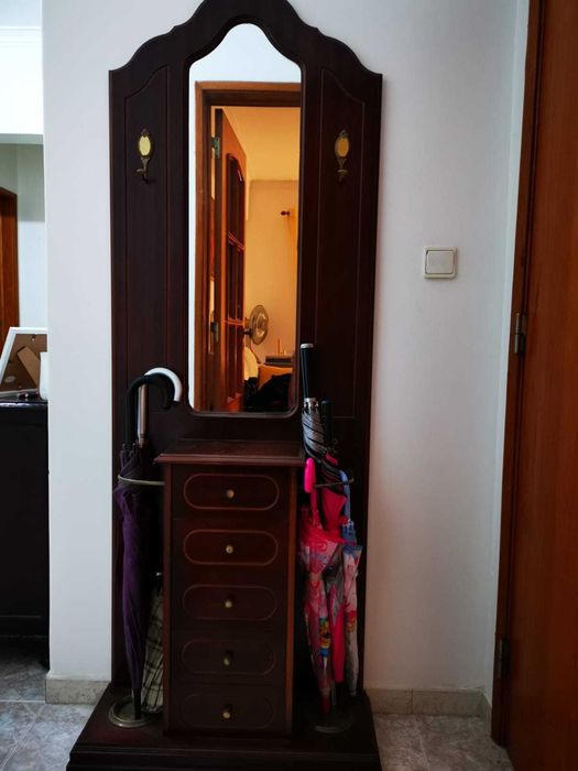 Bengaleiro com espelho.