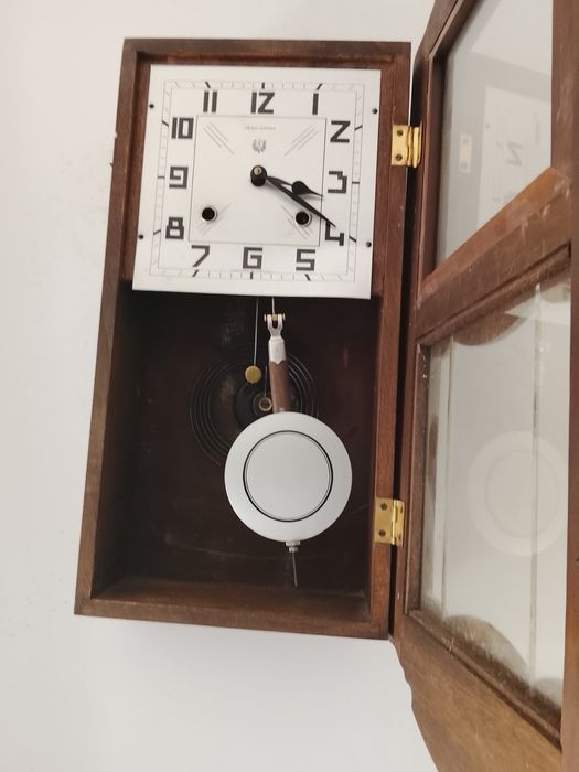 Relógio de parede de madeira