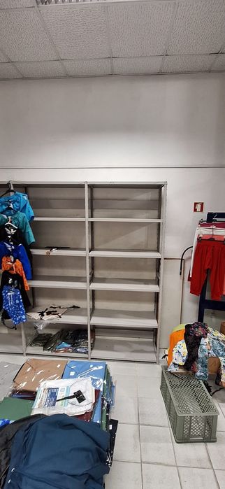 Comjunto de estantes e mesas