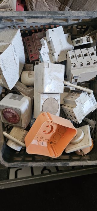 Elektryczne gniazdka i różne żeczy