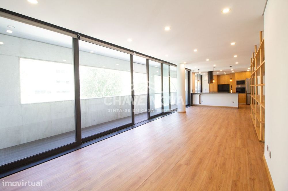 T3+1 Novo C/ Varanda e 2 Lugares de Garagem no Porto