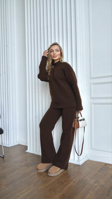 Теплий вязаний жіночий костюм з прямими штанами