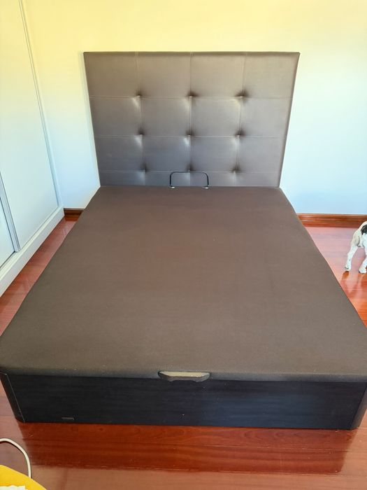 Vende-se Cama de Casal com Cabeceira Estofada e Arrumação