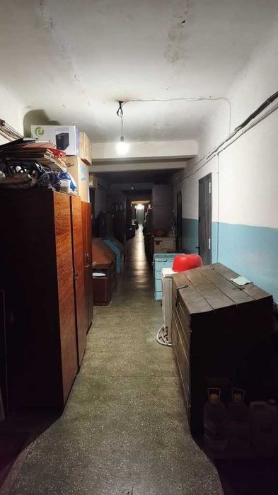 : Кімната в гуртожитку у зручному районі міста – готова до заселення.