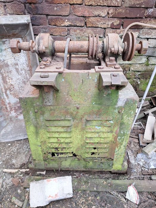 Вал під циркулярку на станині.Вал циркулярний