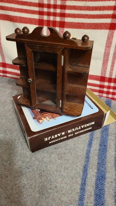 Drewniana mini witrynka 21x18x5 cm.