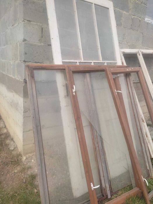Віддам безкоштовно старі деревяні вікна двері. Тільки самовивіз.