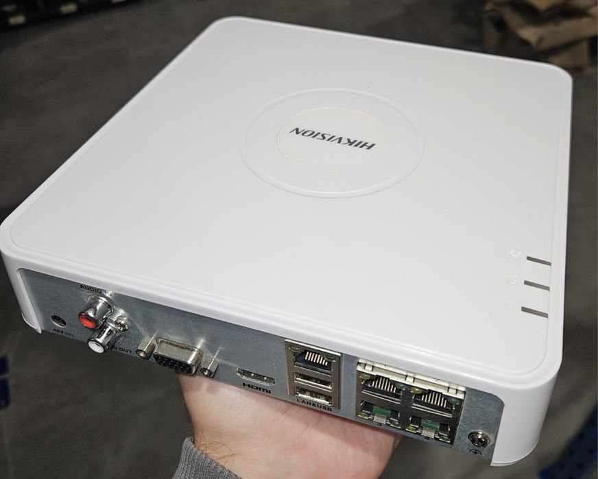 Відеореєстратор Hikvision DS-7104NI-SN/P