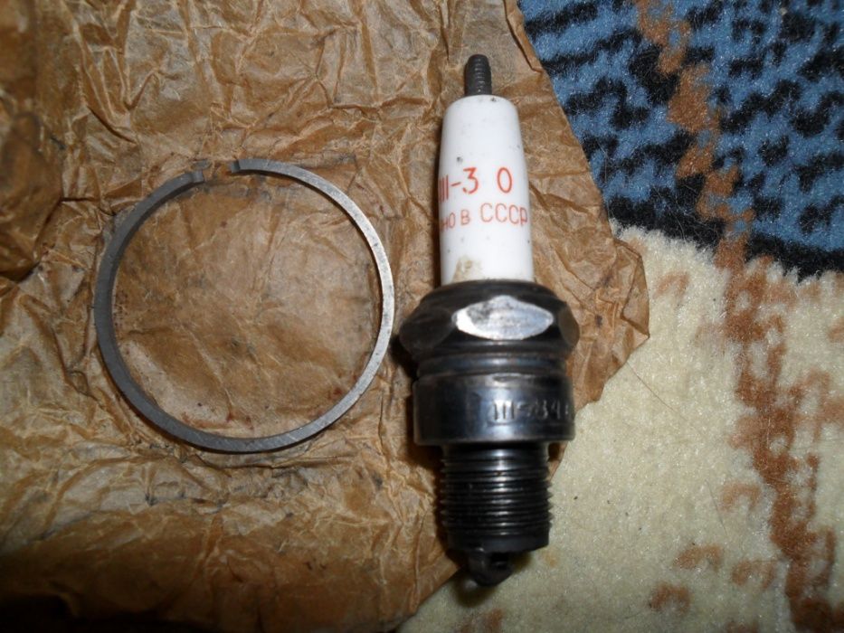 Свеча зажигания и кольцо на поршень, СССР ,к двигателю Ш -58.