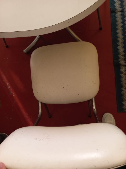 Mesa de cozinha Oval + 4 cadeiras