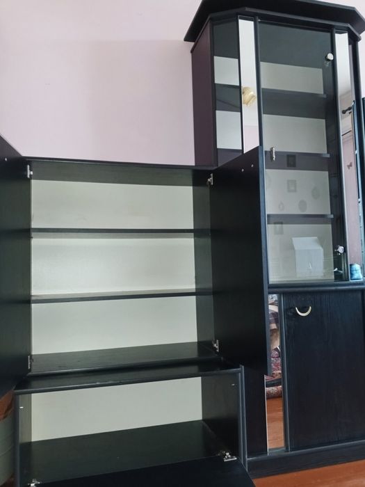 Стена горка чорного кольору