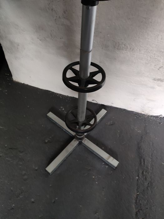 Stojak na koła samochodowe.