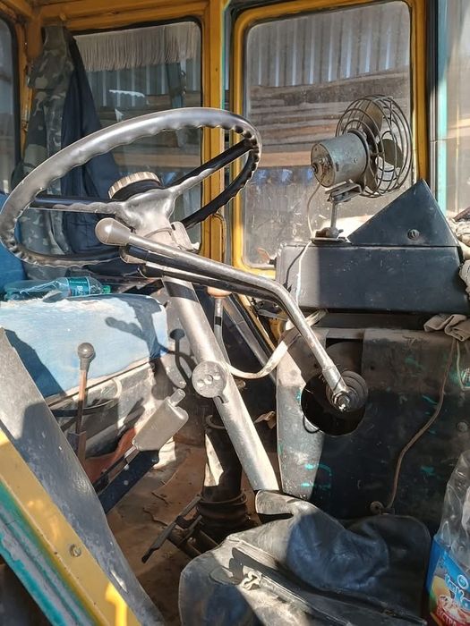 Трактор з документами.