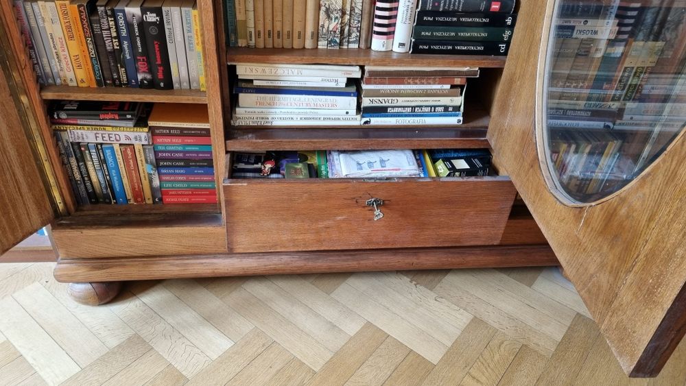 Biblioteka drewniana.