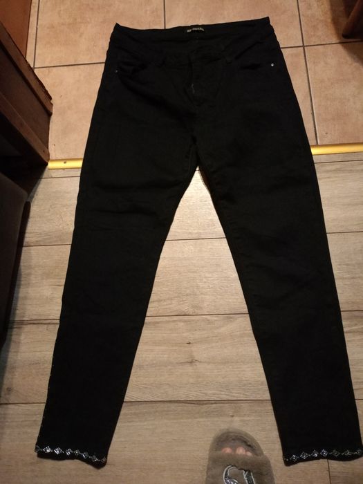 Czarne jeansy damskie