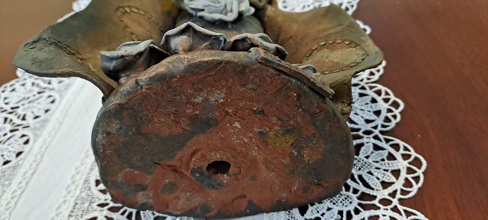 Rainha Santa Isabel em barro artista Zabel Moita