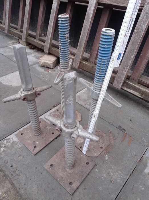 Śruby regulujące poziomujące rusztowanie