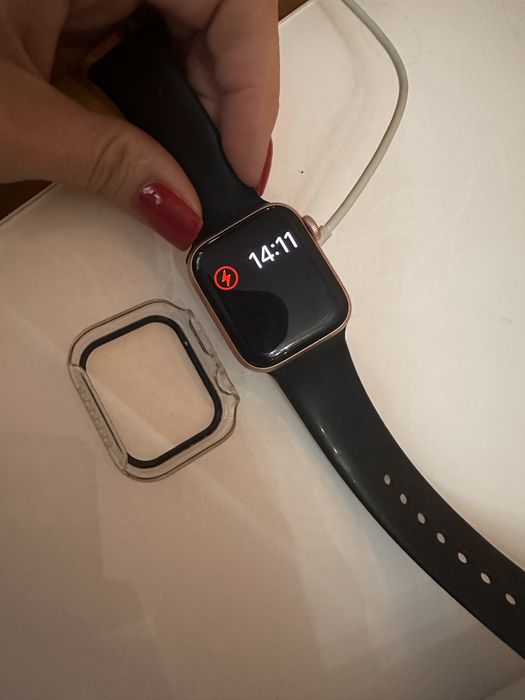 Продам Apple watch SE 40 мм