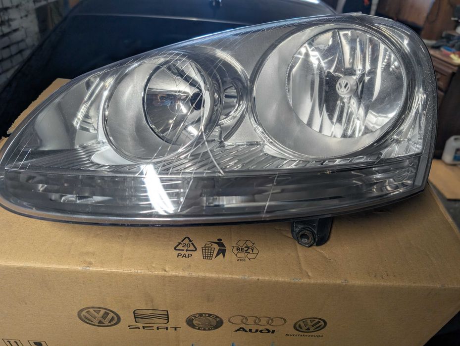 VW Golf V lampy reflektory OE 1K6941005P 1K6941006P KPL