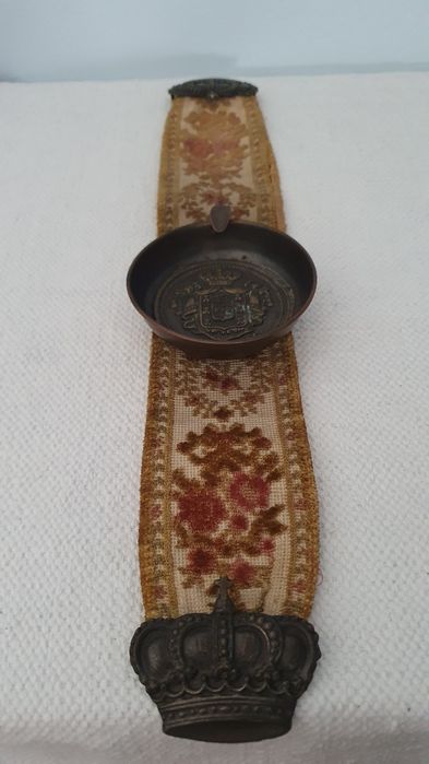 Cinzeiro de sofá antigo com brasão e coroas