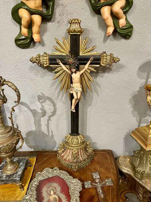 Cruz em madeira policromada seculo XIX resplendor prata