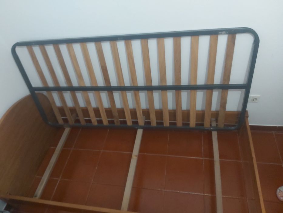 Cama de solteiro com estrato e colchão